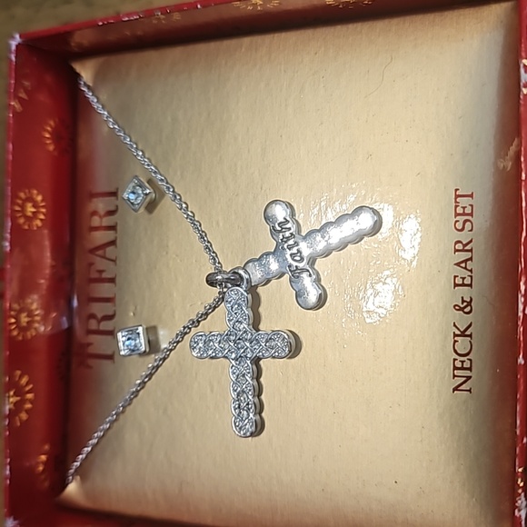 Trifari Silvertone Rhinestone Cross w/Earrings - Picture 4 of 4